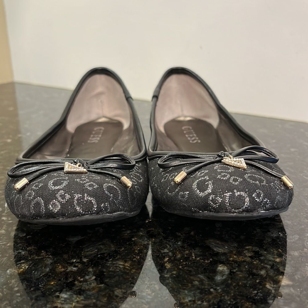 Guess Women’s size 6.5 Black Flat Slip-on Women Shoes. Excellent Conditi… - Picture 3 of 11